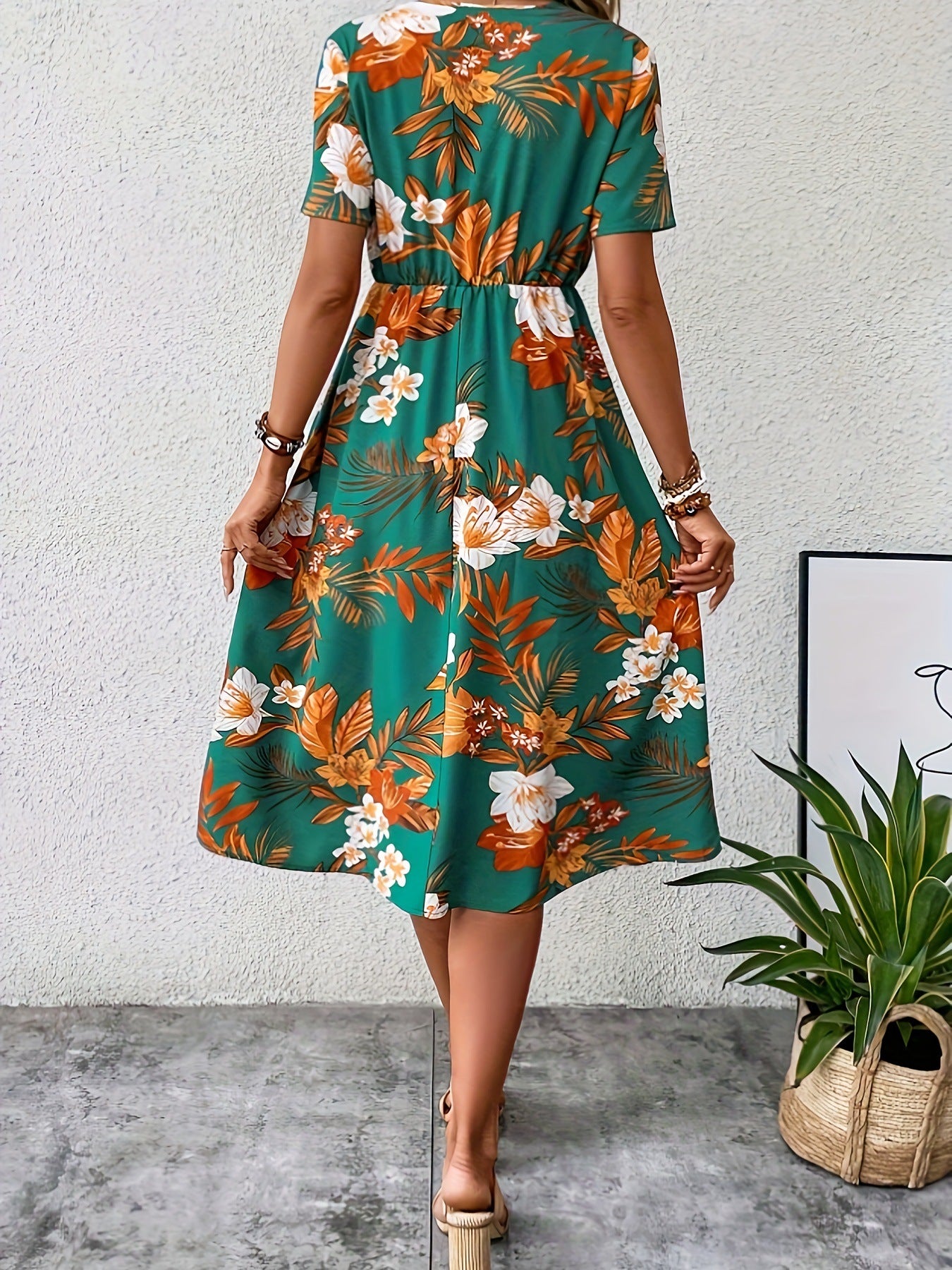 Floral Midi Dress With V-Neck and Short Sleeves